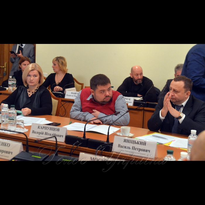 15 листопада 2018 засідання тимчасової слідчої комісії Верховної Ради з розслідування вбивства активістки Катерини Гандзюк. 1-й заступник Голови ВР України Ірина Геращенко, Валерій Карпунцов, Василь Яніцький.