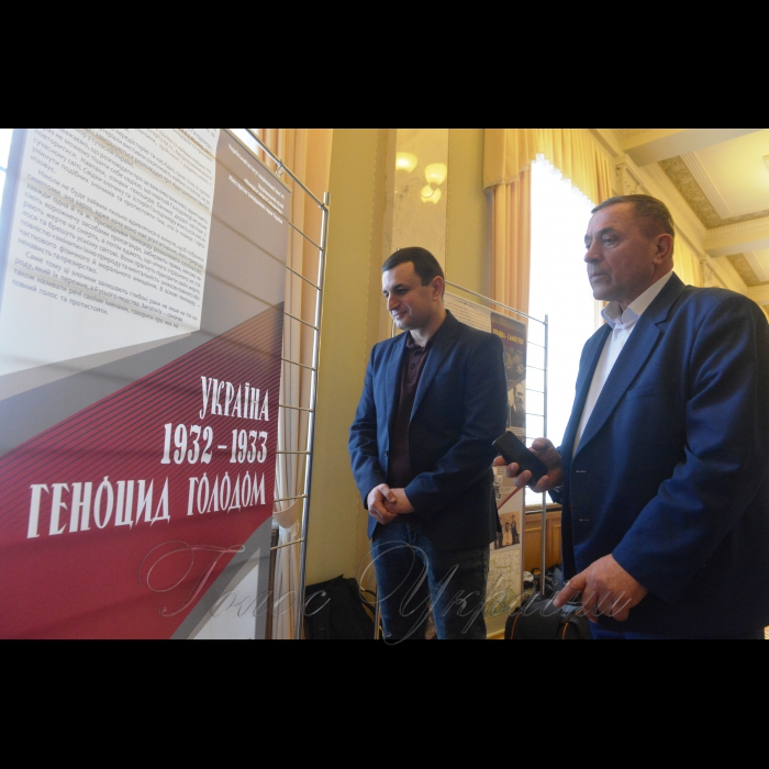 20 листопада 2018 розпочали роботу тематичні експозиції до засідання Верховної Ради України із вшанування пам’яті жертв Голодомору 1932-1933 років в Україні та 85-ої річниці геноциду Українського народу.
Відвідувачі будинку Верховної Ради України зможуть ознайомитися з тематичною експозицією, підготовленою Українським інститутом національної пам’яті, та унікальними архівними документами з галузевого архіву СБУ, що стосуються трагічних сторінок Голодомору 1932-1933 років в Україні.
