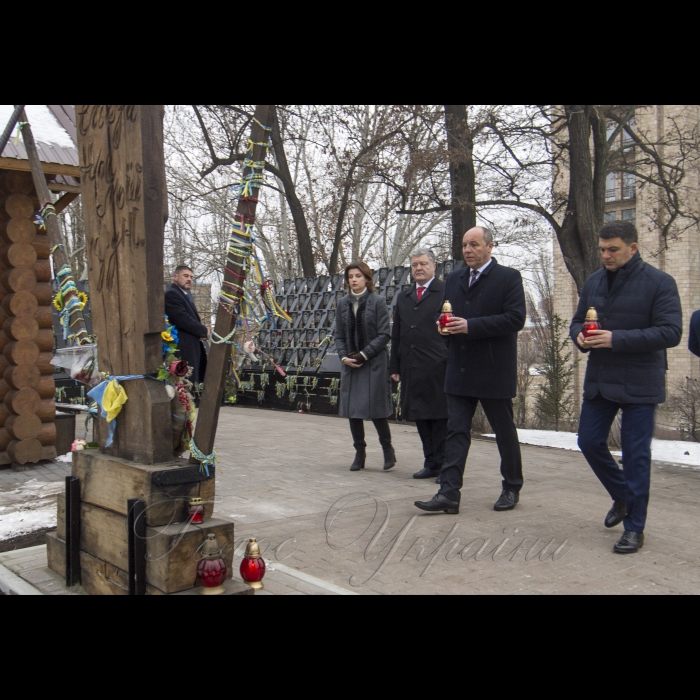 21 листопада 2018 Голова Верховної Ради України Андрій Парубій, Президент України Петро Порошенко разом з дружиною Мариною Порошенко та Прем’єр-міністр України Володимир Гройсман взяли участь у церемонії вшанування пам'яті Героїв Небесної Сотні.
