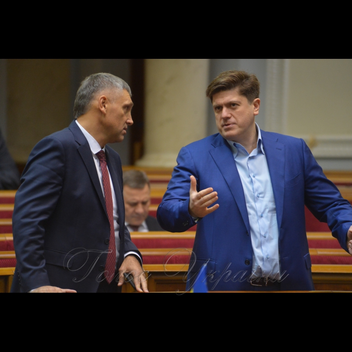 21 листопада 2018 пленарне засідання Верховної Ради України.
А. Парубій привітав усіх з Днем Гідності та Свободи. Народні депутати хвилиною мовчання вшанували пам’ять загиблих українців - Героїв Небесної Сотні. Юрій Мірошниченко ОП, Іван Вінник БП.