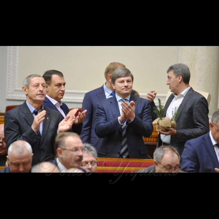 21 листопада 2018 пленарне засідання Верховної Ради України.
А. Парубій привітав усіх з Днем Гідності та Свободи. Народні депутати хвилиною мовчання вшанували пам’ять загиблих українців - Героїв Небесної Сотні. Іван Спориш БП, Володимир Мельниченко БП, Артур Герасимов БП, Павло Дзюблик НФ (вітають з днем Гідності та Свободи).