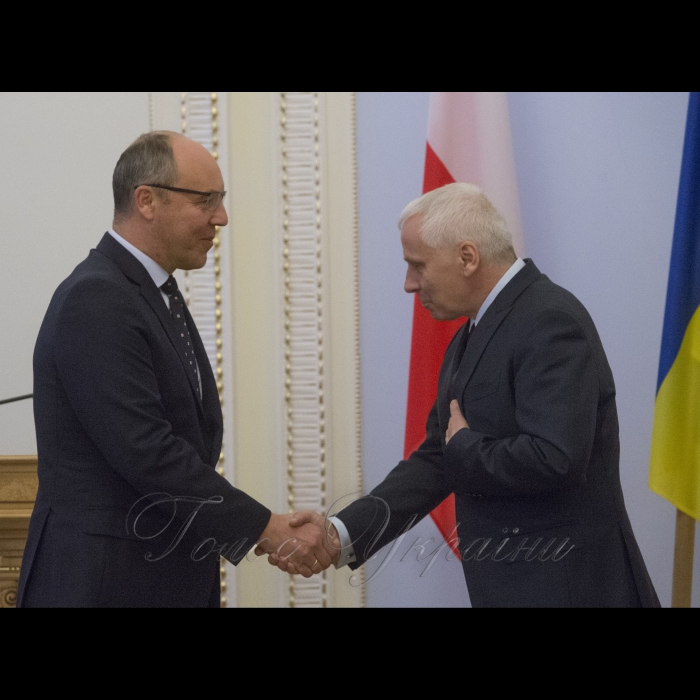 23 листопада 2018 зустріч Голови Верховної Ради України Андрія Парубія з Сенатором Республіки Польща, заступником Голови Комітету закордонних справ та Європейського Союзу Ярославом Обремскі.
Сенатор Республіки Польща Ярослав Обремскі вручив Голові Верховної Ради Андрію Парубію рішення Сенату Польщі про визнання Голодомору геноцидом українського народу.