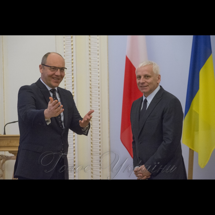 23 листопада 2018 зустріч Голови Верховної Ради України Андрія Парубія з Сенатором Республіки Польща, заступником Голови Комітету закордонних справ та Європейського Союзу Ярославом Обремскі.
Сенатор Республіки Польща Ярослав Обремскі вручив Голові Верховної Ради Андрію Парубію рішення Сенату Польщі про визнання Голодомору геноцидом українського народу.