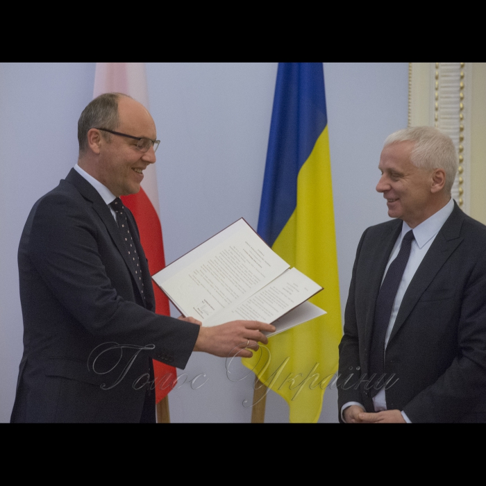 23 листопада 2018 зустріч Голови Верховної Ради України Андрія Парубія з Сенатором Республіки Польща, заступником Голови Комітету закордонних справ та Європейського Союзу Ярославом Обремскі.
Сенатор Республіки Польща Ярослав Обремскі вручив Голові Верховної Ради Андрію Парубію рішення Сенату Польщі про визнання Голодомору геноцидом українського народу.