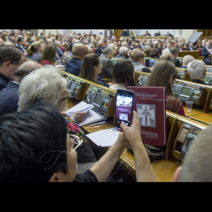 23 листопада 2018 у Верховній Раді України відбулося засідання, присвячене вшануванню пам’яті жертв Голодомору 1932-1933 років в Україні.
Захід приурочено до 85-х роковин з часу величезної трагедії – Голодомору 1932-1933 років в Україні – геноциду Українського народу. У засіданні візьмуть участь народні депутати України, іноземні парламентарії, представники центральних органів виконавчої влади, організацій української діаспори та громадських організацій України.
