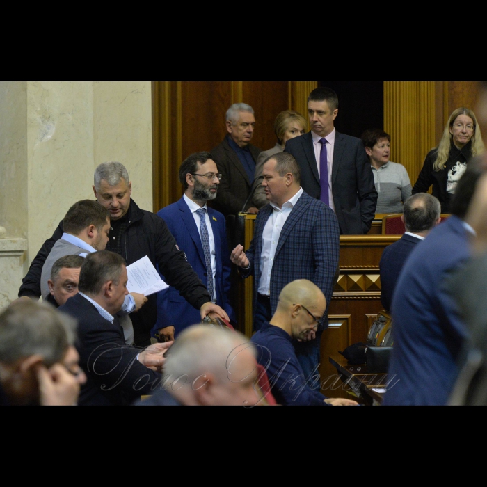 26 листопада 2018 позачергове засідання Верховної Ради України щодо введення воєнного стану.
