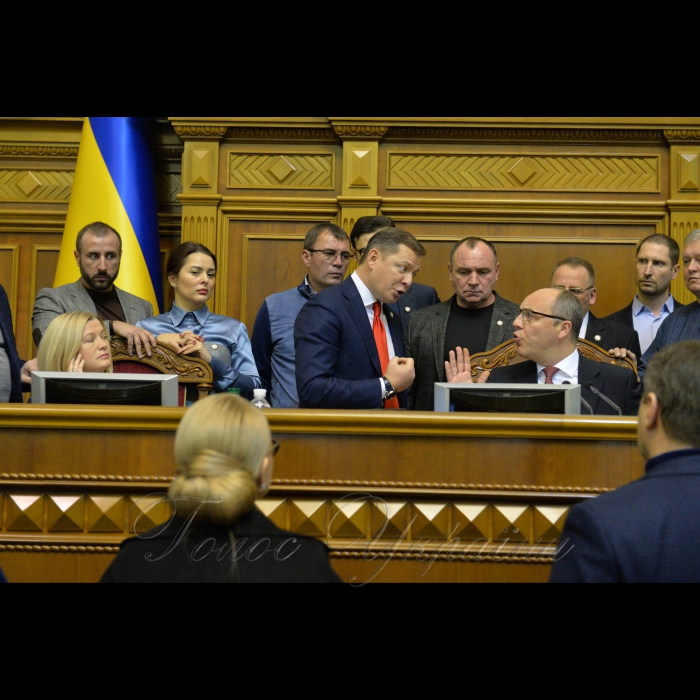 26 листопада 2018 позачергове засідання Верховної Ради України щодо введення воєнного стану.
Ірина Геращенко, Олег Ляшко, Андрій Парубій.