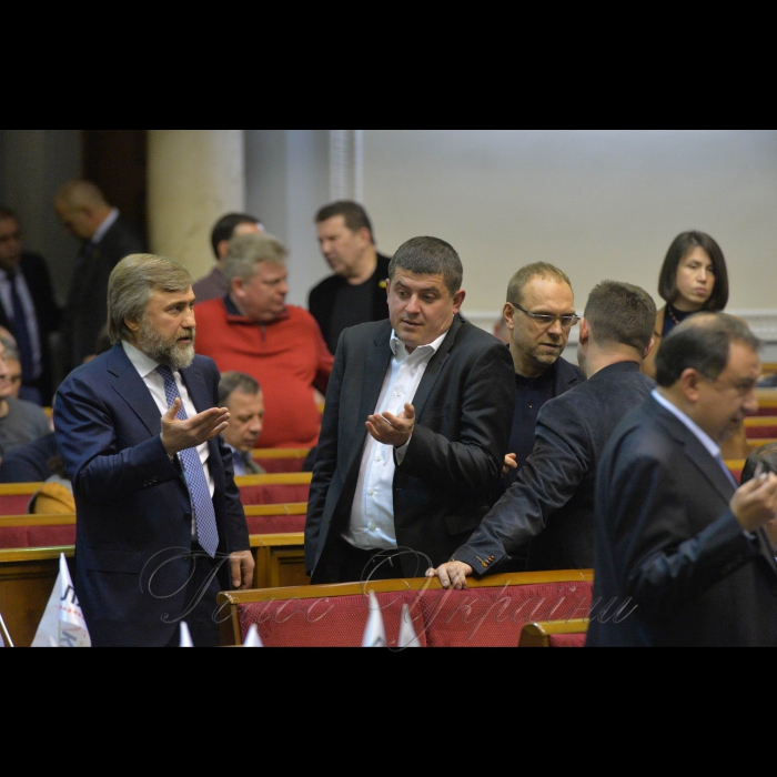 26 листопада 2018 позачергове засідання Верховної Ради України щодо введення воєнного стану.
Вадим Новинський - ОБ, Максим Бурбак – НФ, Сергій Власенко - Батьківщина.