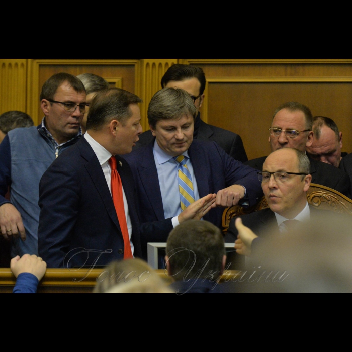 26 листопада 2018 позачергове засідання Верховної Ради України щодо введення воєнного стану.
