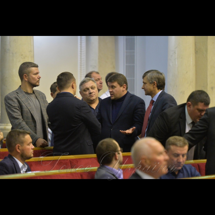 26 листопада 2018 позачергове засідання Верховної Ради України щодо введення воєнного стану. Вечірне засідання.
А. Парубій повідомив, що в позачерговому пленарному засіданні бере участь Президент України Петро Порошенко.
Прийнято Закон 