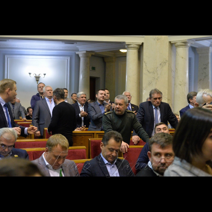 26 листопада 2018 позачергове засідання Верховної Ради України щодо введення воєнного стану. Вечірне засідання.
А. Парубій повідомив, що в позачерговому пленарному засіданні бере участь Президент України Петро Порошенко.
Прийнято Закон 