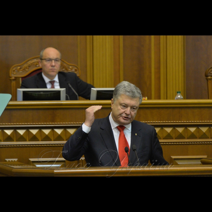 26 листопада 2018 позачергове засідання Верховної Ради України щодо введення воєнного стану. Вечірне засідання.
А. Парубій повідомив, що в позачерговому пленарному засіданні бере участь Президент України Петро Порошенко.
Прийнято Закон 
