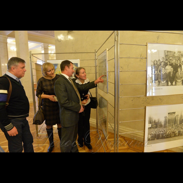 4 грудня 2018 у ВР України відкрилась фотовиставка, присвячена 100-річчю Укрінформу.
На фото: працівники Укрінформу: Сергій Сай-Боднар - керівник пресцентру, керівник кадрової служби Сергій Анфіногенов, головний бухгалтер Ірина Овчарук, заступник генерального директора Ірина Чередниченко.
