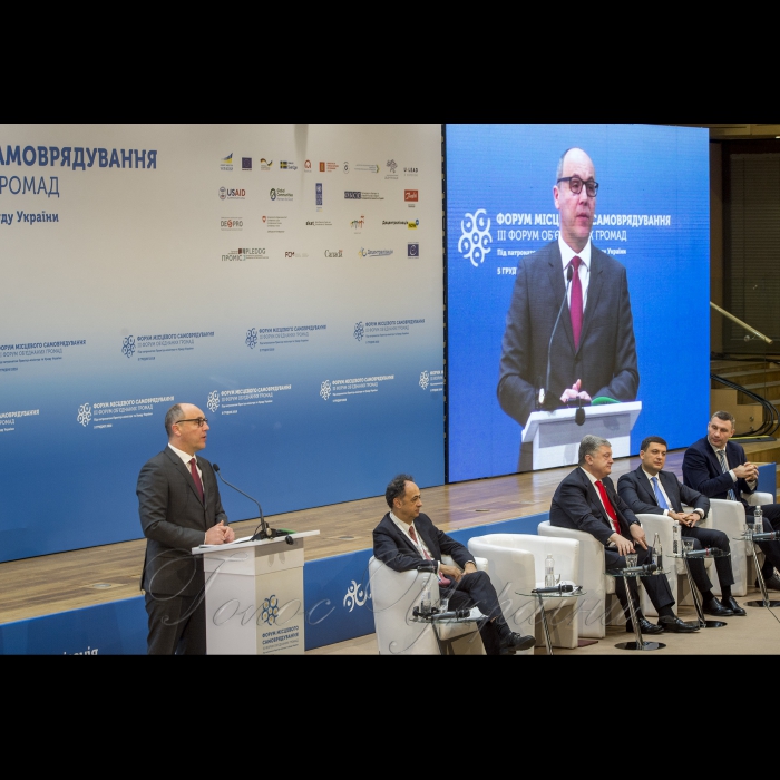 5 грудня 2018 за участью Голови ВР України Андрія Парубія, президента України Петра Порошенка, Прем’єр-міністра України Володимира Гройсмана у Києві відкрився масштабний Форум місцевого самоврядування, в рамках якого - ІІІ Форум об’єднаних громад.
Голова ВР України Андрій Парубій, Посол, голова представництва Європейського Союзу в Україні Хюг Мінгареллі, президент України Петр Порошенко, Прем’єр-міністр України Володимир Гройсман, Міський голова Києва Віталій Кличко.