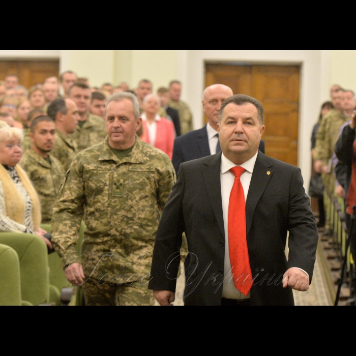 5 грудня 2018 у Міністерстві оборони України відбулися урочисті заходи з нагоди святкування 27-ї річниці Збройних Сил України.
В урочистостях взяли участь керівний склад Міністерства оборони та Генерального штабу ЗС України, члени Колегії оборонного відомства, працівники ЗС України, командири військових частин та військовослужбовці ЗС України.
Міністр оборони України Степан Полторак та Начальник Генерального штабу ЗС України генерал армії Віктор Муженко.
