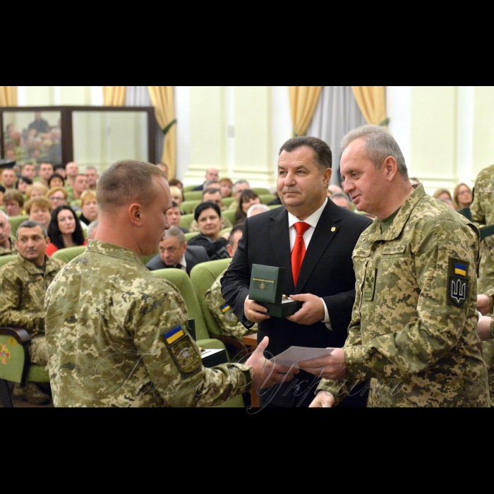 5 грудня 2018 у Міністерстві оборони України відбулися урочисті заходи з нагоди святкування 27-ї річниці Збройних Сил України.
В урочистостях взяли участь керівний склад Міністерства оборони та Генерального штабу ЗС України, члени Колегії оборонного відомства, працівники ЗС України, командири військових частин та військовослужбовці ЗС України.
