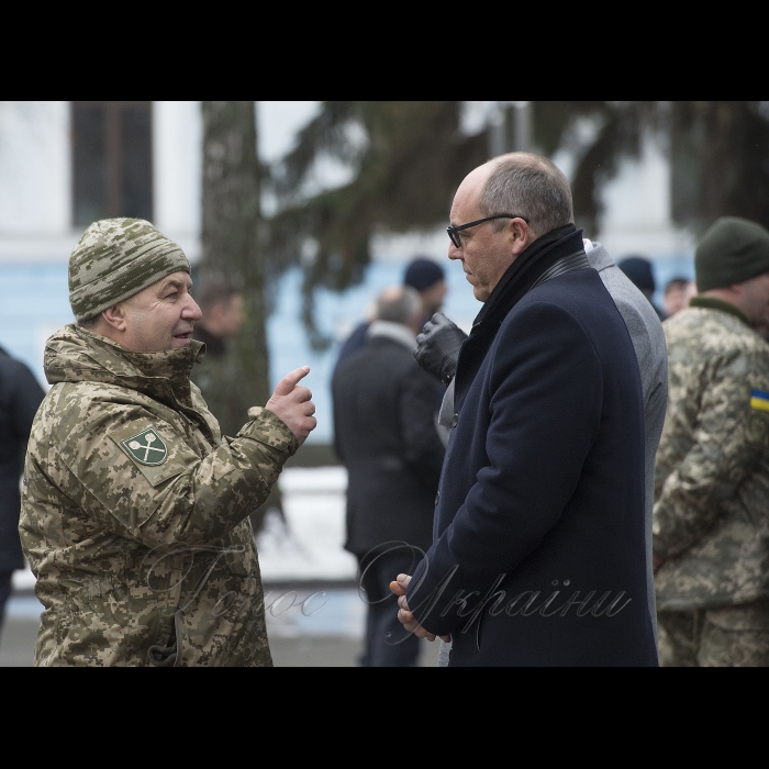 6 грудня 2018 Голова ВР України Андрій Парубій, Президент України Петро Порошенко разом з дружиною Мариною Порошенко, Прем’єр-міністр України Володимир Гройсман у День Збройних Сил України взяли участь в урочистому ритуалі на вшанування пам’яті загиблих українських воїнів в Залі пам’яті на території Міністерства оборони України.
