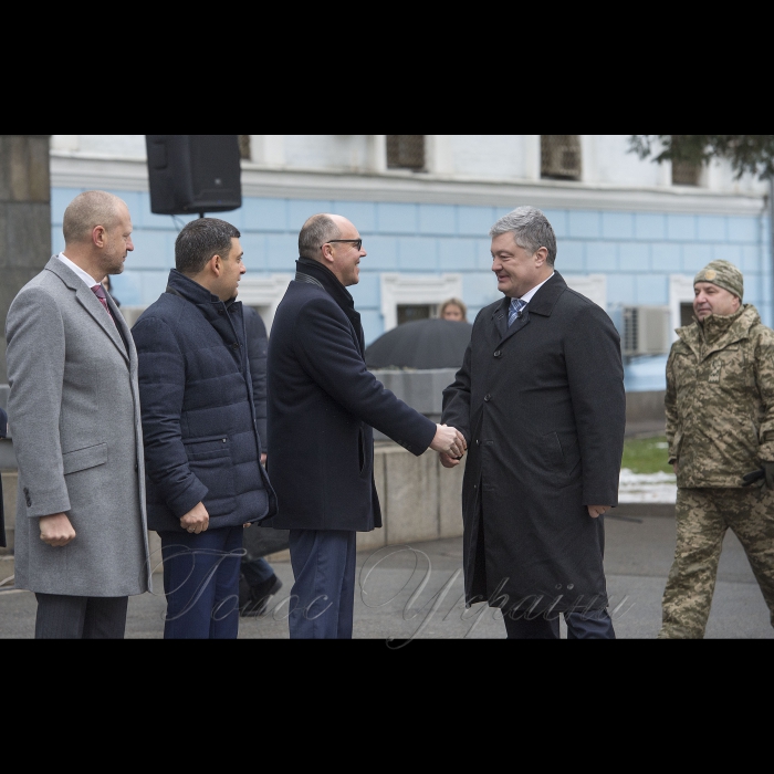 6 грудня 2018 Голова ВР України Андрій Парубій, Президент України Петро Порошенко разом з дружиною Мариною Порошенко, Прем’єр-міністр України Володимир Гройсман у День Збройних Сил України взяли участь в урочистому ритуалі на вшанування пам’яті загиблих українських воїнів в Залі пам’яті на території Міністерства оборони України.
