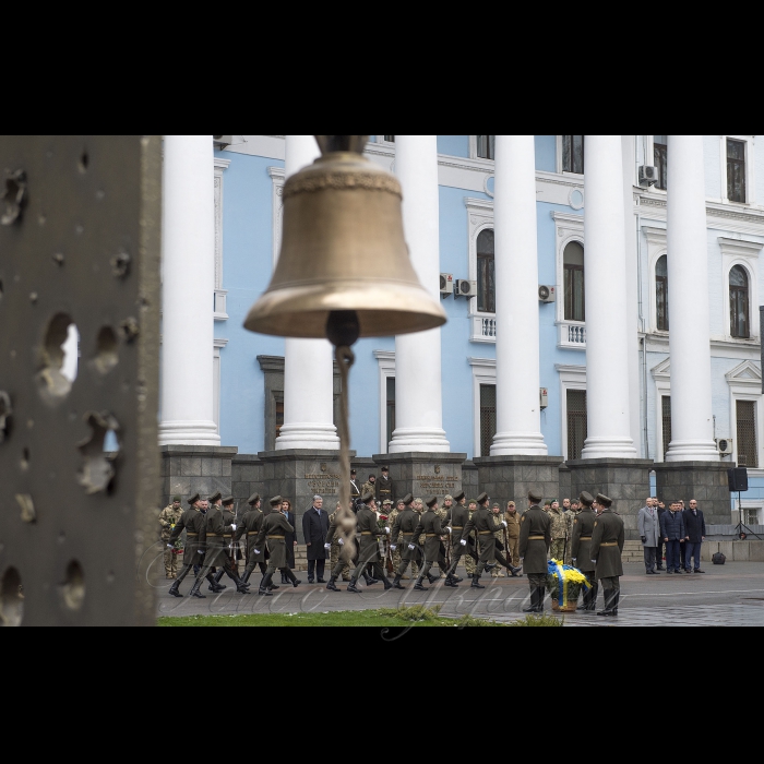 6 грудня 2018 Голова ВР України Андрій Парубій, Президент України Петро Порошенко разом з дружиною Мариною Порошенко, Прем’єр-міністр України Володимир Гройсман у День Збройних Сил України взяли участь в урочистому ритуалі на вшанування пам’яті загиблих українських воїнів в Залі пам’яті на території Міністерства оборони України.
