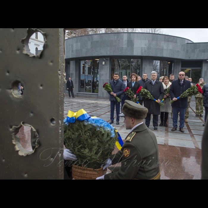 6 грудня 2018 Голова ВР України Андрій Парубій, Президент України Петро Порошенко разом з дружиною Мариною Порошенко, Прем’єр-міністр України Володимир Гройсман у День Збройних Сил України взяли участь в урочистому ритуалі на вшанування пам’яті загиблих українських воїнів в Залі пам’яті на території Міністерства оборони України.
Поклали букети квітів біля Пам’ятного дзвону та вшанували пам’ять загиблих воїнів. До Пам’ятного дзвону та Стелли, у якій вмонтовано осколки снарядів, також було встановлено кошик квітів від Президента України.