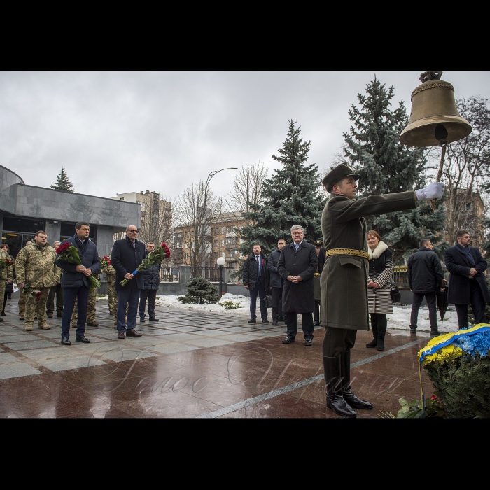 6 грудня 2018 Голова ВР України Андрій Парубій, Президент України Петро Порошенко разом з дружиною Мариною Порошенко, Прем’єр-міністр України Володимир Гройсман у День Збройних Сил України взяли участь в урочистому ритуалі на вшанування пам’яті загиблих українських воїнів в Залі пам’яті на території Міністерства оборони України.
