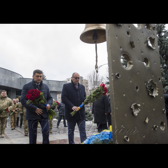 6 грудня 2018 Голова ВР України Андрій Парубій, Президент України Петро Порошенко разом з дружиною Мариною Порошенко, Прем’єр-міністр України Володимир Гройсман у День Збройних Сил України взяли участь в урочистому ритуалі на вшанування пам’яті загиблих українських воїнів в Залі пам’яті на території Міністерства оборони України.
