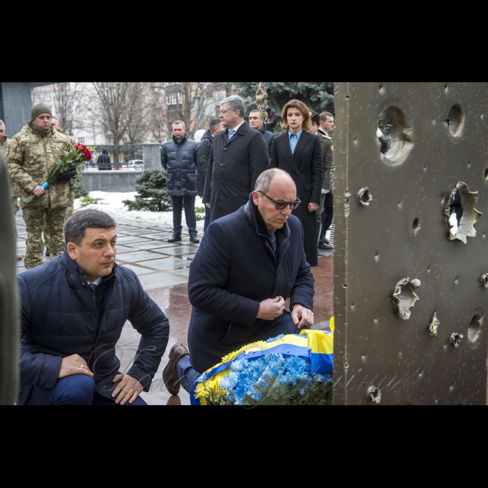 6 грудня 2018 Голова ВР України Андрій Парубій, Президент України Петро Порошенко разом з дружиною Мариною Порошенко, Прем’єр-міністр України Володимир Гройсман у День Збройних Сил України взяли участь в урочистому ритуалі на вшанування пам’яті загиблих українських воїнів в Залі пам’яті на території Міністерства оборони України.
