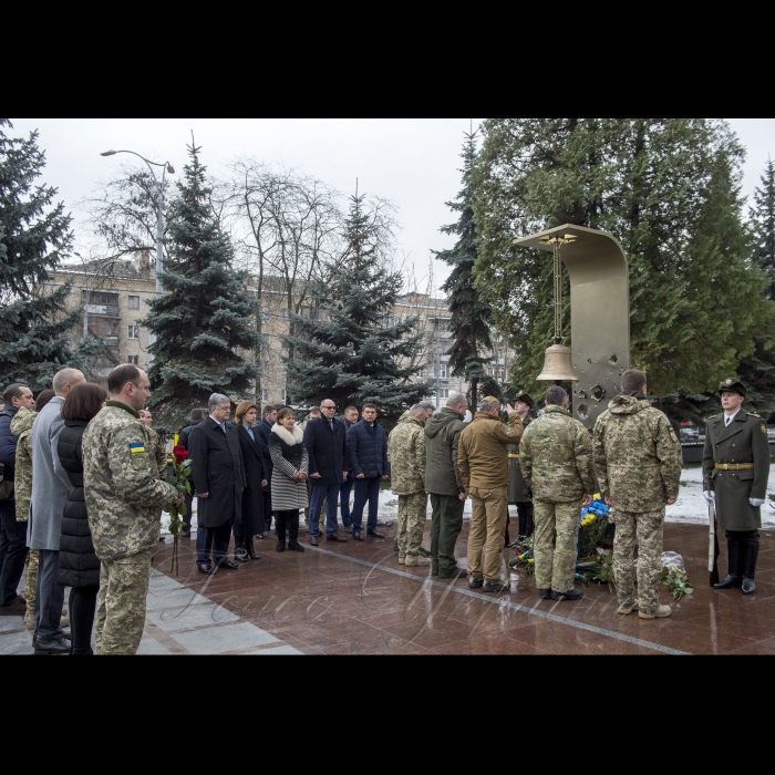 6 грудня 2018 Голова ВР України Андрій Парубій, Президент України Петро Порошенко разом з дружиною Мариною Порошенко, Прем’єр-міністр України Володимир Гройсман у День Збройних Сил України взяли участь в урочистому ритуалі на вшанування пам’яті загиблих українських воїнів в Залі пам’яті на території Міністерства оборони України.
