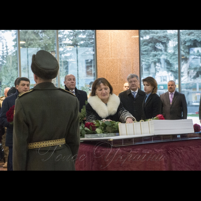 6 грудня 2018 Голова ВР України Андрій Парубій, Президент України Петро Порошенко разом з дружиною Мариною Порошенко, Прем’єр-міністр України Володимир Гройсман у День Збройних Сил України взяли участь в урочистому ритуалі на вшанування пам’яті загиблих українських воїнів в Залі пам’яті на території Міністерства оборони України.
Разом з ними квіти поклала дружина одного із загиблих в цей день героїв Ніна Марценюк.