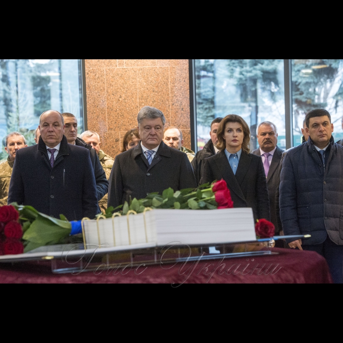 6 грудня 2018 Голова ВР України Андрій Парубій, Президент України Петро Порошенко разом з дружиною Мариною Порошенко, Прем’єр-міністр України Володимир Гройсман у День Збройних Сил України взяли участь в урочистому ритуалі на вшанування пам’яті загиблих українських воїнів в Залі пам’яті на території Міністерства оборони України.
