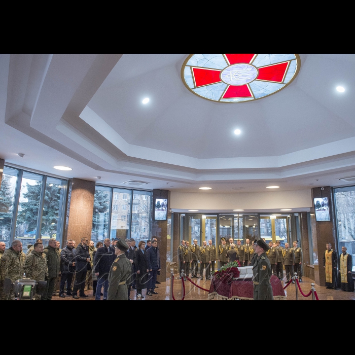 6 грудня 2018 Голова ВР України Андрій Парубій, Президент України Петро Порошенко разом з дружиною Мариною Порошенко, Прем’єр-міністр України Володимир Гройсман у День Збройних Сил України взяли участь в урочистому ритуалі на вшанування пам’яті загиблих українських воїнів в Залі пам’яті на території Міністерства оборони України.
