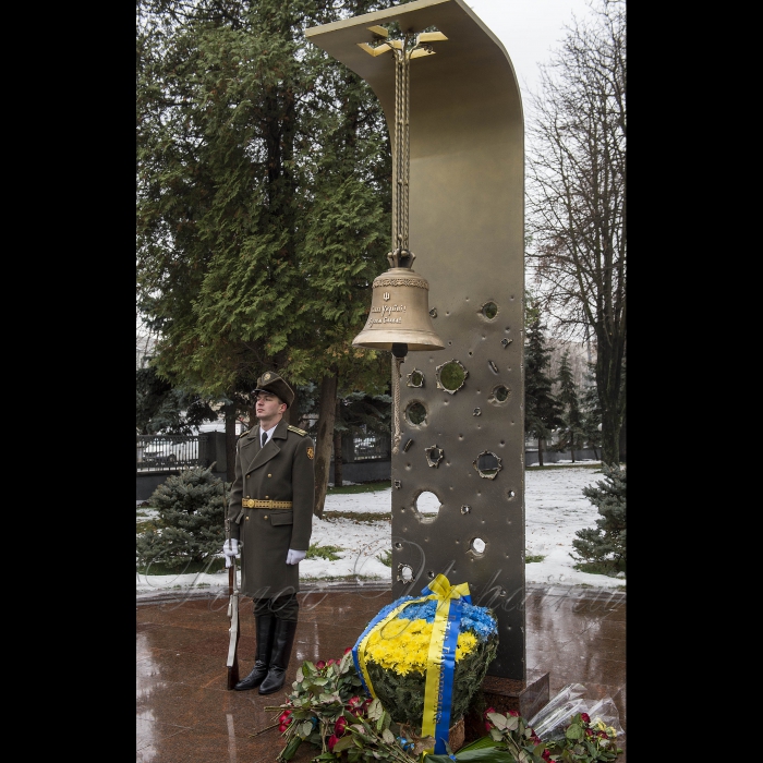 6 грудня 2018 Голова ВР України Андрій Парубій, Президент України Петро Порошенко разом з дружиною Мариною Порошенко, Прем’єр-міністр України Володимир Гройсман у День Збройних Сил України взяли участь в урочистому ритуалі на вшанування пам’яті загиблих українських воїнів в Залі пам’яті на території Міністерства оборони України.
