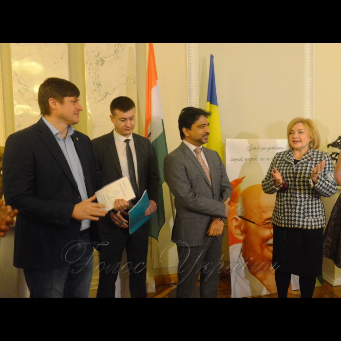 18 грудня 2018 у рамках співпраці груп з міжпарламентських зв’язків відбудеться відкриття експозиції «Планета Земля - Єдина: Україна-Індія».
На виставці вперше буде представлено унікальну антикварну колекцію індійських скульптур, яку зібрав Олег Торгало.
Відвідувачі зможуть ознайомитися з унікальною історією лідера Індії Махатми Ганді та переглянути фільм «Ганді», який отримав 9-ть нагород американської кіноакадемії «Оскар». Н.д. Олег Осуховський, перекладач, надзвичайний і Повноважний Посол Індії в Україні в Україні Партха Сатпатхі, н.д. Оксана Білозір.