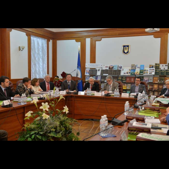 18 грудня 2018 ректор Національного педагогічного університету імені М.П. Драгоманова Віктор Андрущенко презентував книгу.