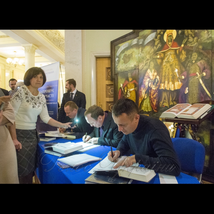20 грудня 2018 Голова Верховної ради України Андрій Парубій взяв участь у завершальному етапі акції Всеукраїнського переписування Біблії, ініційованої Українським Біблійним Товариством.
