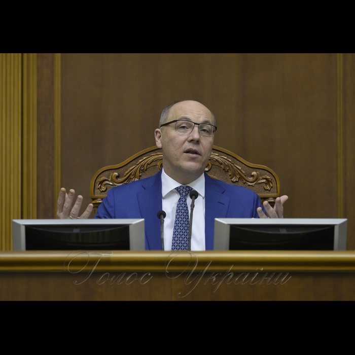 28 грудня 2018 Голова Верховної Ради Андрій Парубій привітав працівників парламентського апарату з прийдешнім Новим 2019-м роком та Різдвом.
За результатами роботи у 2018 році Голова Верховної Ради Андрій Парубій нагородив працівників парламентського апарату державними нагородами, почесними званнями і грамотами Верховної Ради України. Серед нагороджених – і журналісти парламентської газети «Голос України» Надія Сміян і Світлана Чорна.