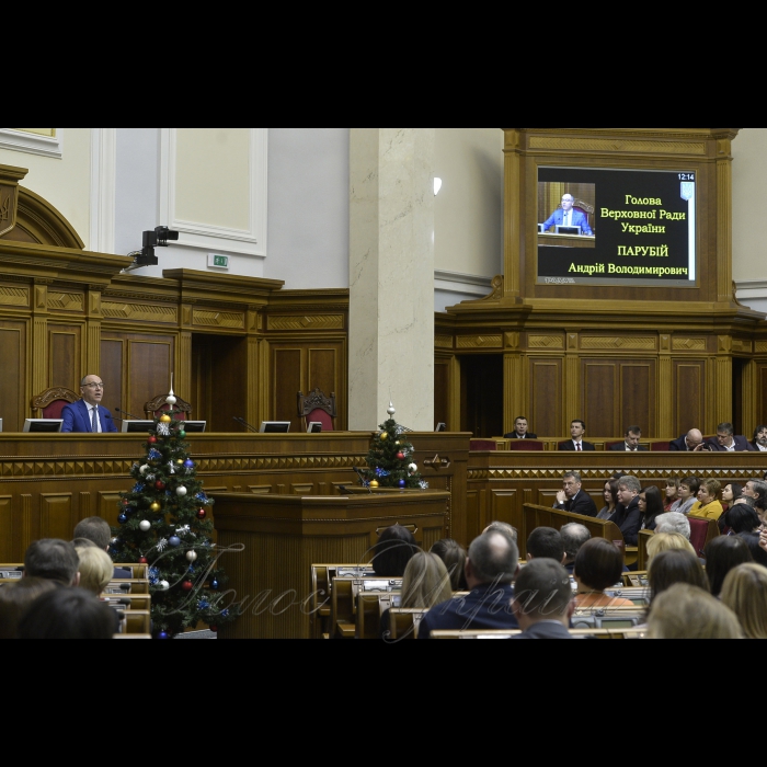 28 грудня 2018 Голова Верховної Ради Андрій Парубій привітав працівників парламентського апарату з прийдешнім Новим 2019-м роком та Різдвом.
За результатами роботи у 2018 році Голова Верховної Ради Андрій Парубій нагородив працівників парламентського апарату державними нагородами, почесними званнями і грамотами Верховної Ради України. Серед нагороджених – і журналісти парламентської газети «Голос України» Надія Сміян і Світлана Чорна.