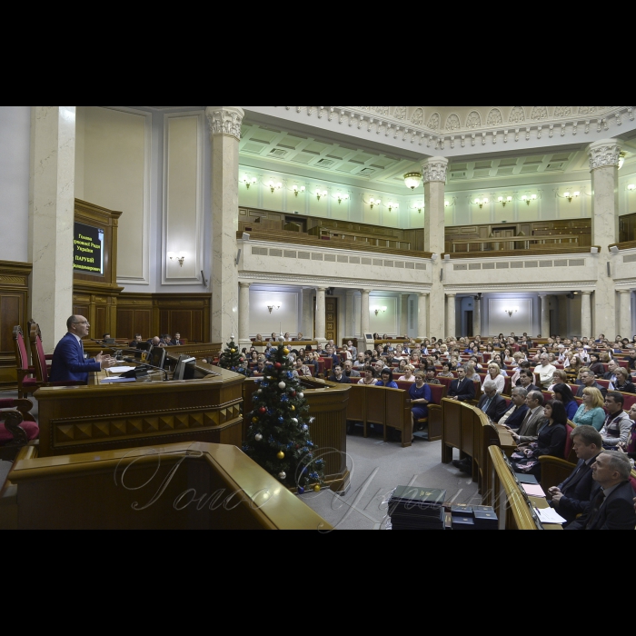 28 грудня 2018 Голова Верховної Ради Андрій Парубій привітав працівників парламентського апарату з прийдешнім Новим 2019-м роком та Різдвом.
За результатами роботи у 2018 році Голова Верховної Ради Андрій Парубій нагородив працівників парламентського апарату державними нагородами, почесними званнями і грамотами Верховної Ради України. Серед нагороджених – і журналісти парламентської газети «Голос України» Надія Сміян і Світлана Чорна.