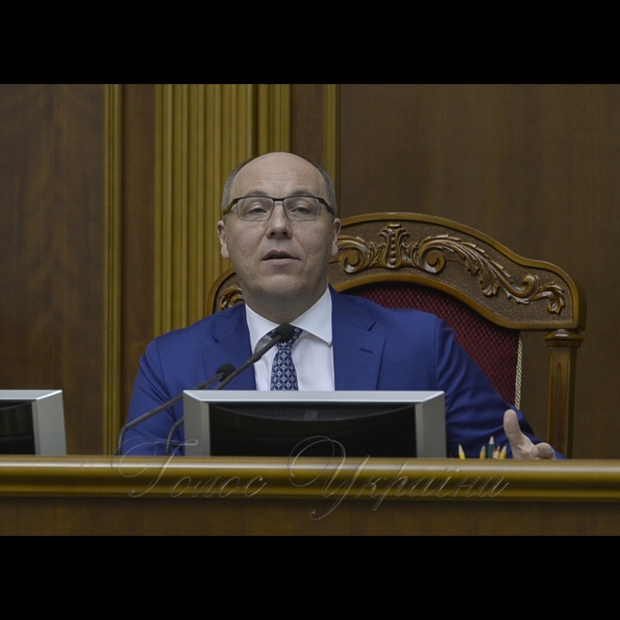 28 грудня 2018 Голова Верховної Ради Андрій Парубій привітав працівників парламентського апарату з прийдешнім Новим 2019-м роком та Різдвом.
За результатами роботи у 2018 році Голова Верховної Ради Андрій Парубій нагородив працівників парламентського апарату державними нагородами, почесними званнями і грамотами Верховної Ради України. Серед нагороджених – і журналісти парламентської газети «Голос України» Надія Сміян і Світлана Чорна.