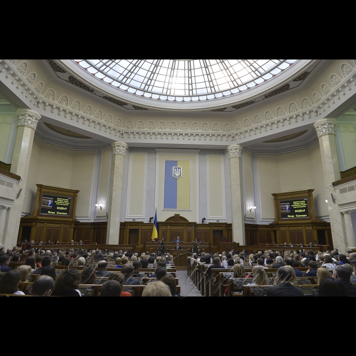 28 грудня 2018 Голова Верховної Ради Андрій Парубій привітав працівників парламентського апарату з прийдешнім Новим 2019-м роком та Різдвом.
За результатами роботи у 2018 році Голова Верховної Ради Андрій Парубій нагородив працівників парламентського апарату державними нагородами, почесними званнями і грамотами Верховної Ради України. Серед нагороджених – і журналісти парламентської газети «Голос України» Надія Сміян і Світлана Чорна.
