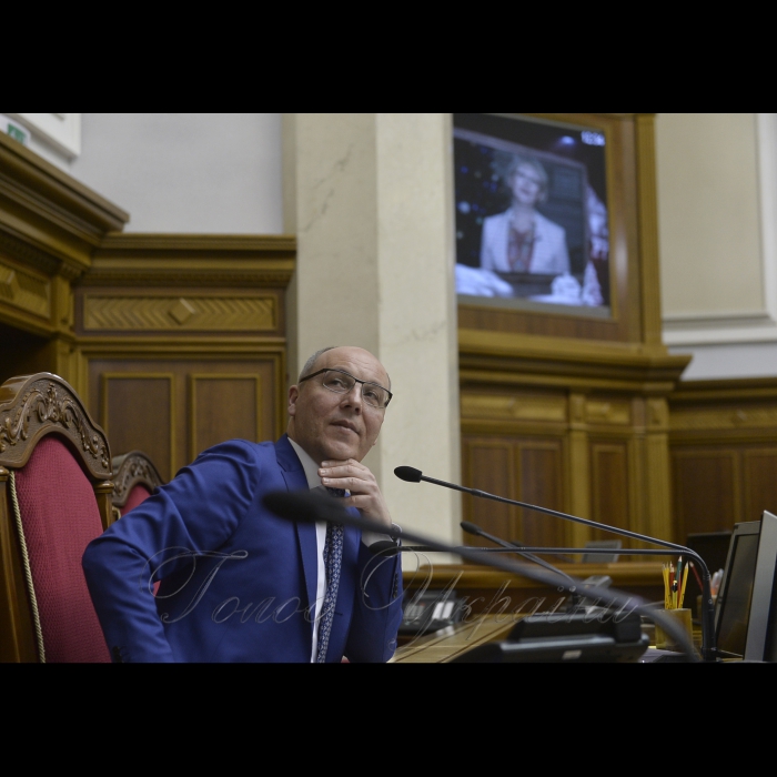 28 грудня 2018 Голова Верховної Ради Андрій Парубій привітав працівників парламентського апарату з прийдешнім Новим 2019-м роком та Різдвом.
За результатами роботи у 2018 році Голова Верховної Ради Андрій Парубій нагородив працівників парламентського апарату державними нагородами, почесними званнями і грамотами Верховної Ради України. Серед нагороджених – і журналісти парламентської газети «Голос України» Надія Сміян і Світлана Чорна.