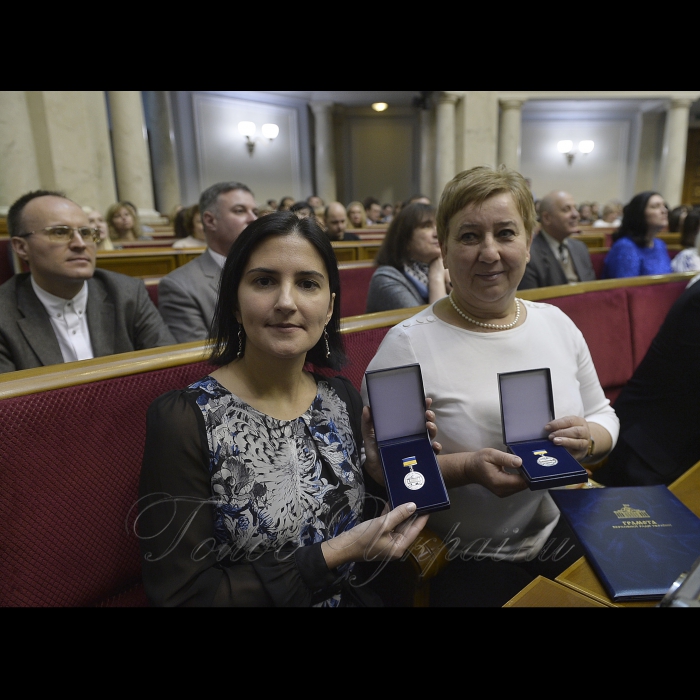 28 грудня 2018 Голова Верховної Ради Андрій Парубій привітав працівників парламентського апарату з прийдешнім Новим 2019-м роком та Різдвом.
За результатами роботи у 2018 році Голова Верховної Ради Андрій Парубій нагородив працівників парламентського апарату державними нагородами, почесними званнями і грамотами Верховної Ради України. Серед нагороджених – і журналісти парламентської газети «Голос України» Надія Сміян і Світлана Чорна. Журналісти 