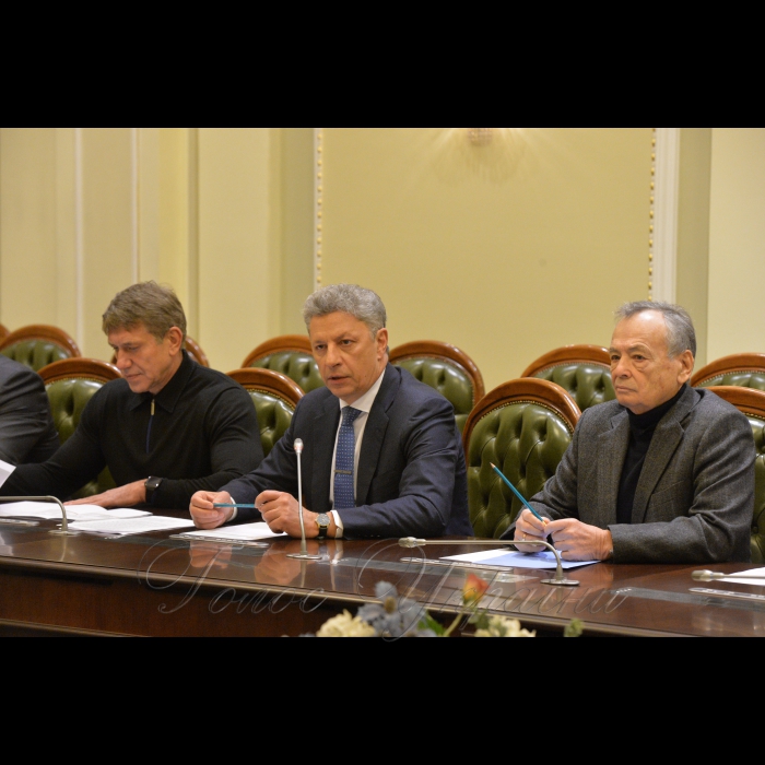 14 січня 2019 у Верховній Раді України відбулась зустріч народних депутатів Юрія Бойка, Юлія Іоффе та міністра енергетики та вугільної промисловості України Ігоря Насалика з представниками профспілок державних вугільних шахт України. На зустрічі учасники обговорили шляхи вирішення поточних проблем вугільної галузі України.
Міністр енергетики та вугільної промисловості України Ігор Насалик, народні депутати Юрій Бойко, Юлій Іоффе.