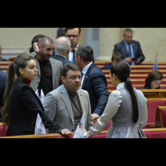 15 січня 2019 пленарне засідання Верховної Ради України.
Прийнято за основу проект Закону «Про внесення змін до деяких законодавчих актів України щодо надання відпустки усиновлювачам при усиновленні дитини-сироти, дитини, позбавленої батьківського піклування».
Прийнято Закон «Про внесення змін до пункту 3 розділу VIII 