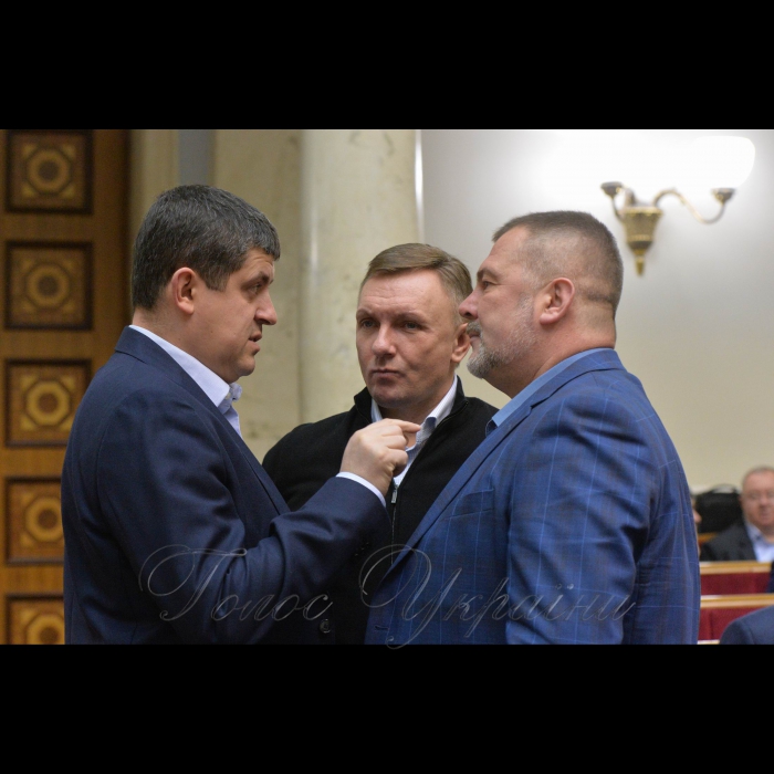 16 січня 2019 пленарне засідання Верховної Ради України.
Голова Верховної Ради України А. Парубій, відкривши ранкове пленарне засідання, нагадав, що 16 січня неофіційно називають Днем українських кіборгів.
Максим Бурбак, Олександр Горбунов, Юрій Береза-всі НФ.