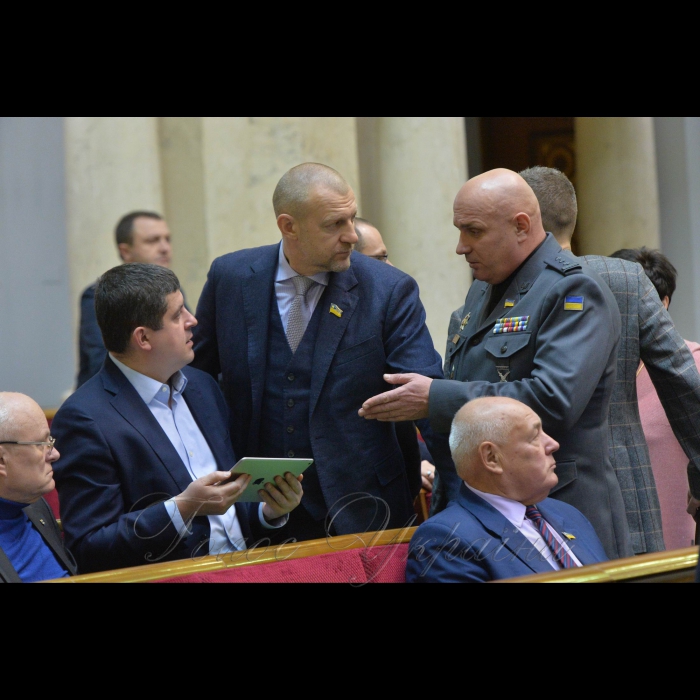 16 січня 2019 пленарне засідання Верховної Ради України.
Голова Верховної Ради України А. Парубій, відкривши ранкове пленарне засідання, нагадав, що 16 січня неофіційно називають Днем українських кіборгів.
Максим Бурбак, Андрій Тетерук, Іван Савка-всі НФ.