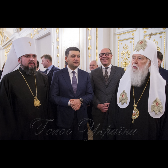 16 січня 2019
Голова Верховної Ради України Андрій Парубій взяв участь у Традиційній зустрічі з главами дипломатичних представництв іноземних держав та міжнародних організацій, акредитованих в Україні, яку проводив Президент Петро Порошенко.
митрополит Київський і всієї України, предстоятель Православної церкви України з 15 грудня 2018 року Епіфа́ній, прем’єр-міністр Володимир Гройсман, почесний патріарх Філарет.