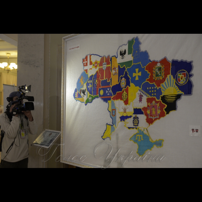 17 січня 2019 у кулуарах Верховної Ради України відбулась церемонія передачі Парламенту вишитої карти-оберегу України. Її передала Голові Верховної Ради України Андрію Парубію автор проекту «Україна – разом!», громадська діячка та журналістка Ірина Басенко, яка започаткувала проект у 2014 році.
Голова Верховної Ради Андрій Парубій, приймаючи дарунок, зазначив, що останнім часом Верховна Рада України стала культурним центром, де кожного дня відбуваються важливі культурологічні заходи, серед яких і сьогоднішній.  «Я щиро радий, що від імені усього українського Парламенту я приймаю сьогодні цей дар – вишиту карту України, і що вона прикрашатиме наш Парламент», - сказав він. 
Андрій Парубій назвав полотно дуже символічним, адже вишите  зображення карти України і прапорів усіх областей було створено у 2014 році, у складний для України час, коли російський агресор розпочав окупацію Криму та східних областей України. «З початком війни країна потребувала об’єднавчих процесів, які б продемонстрували, що українці з різних куточків нашої країни виступають за єдину, суверенну Україну, і засуджують російську агресію», - сказав Голова Парламенту і додав, що завдяки таким об’єднавчим процесам тисячі бійців і волонтерів стали на захист України.
*Довідково: Мапу створювали у період з 1 серпня 2014 року по 19 січня 2015 року. За цей період полотно побувало в усіх обласних центрах України, тричі – у Маріуполі, Краматорську і Слов’янську, а також на тренувальній базі «кіборгів».
Цей витвір внесено до Національного реєстру рекордів України як карту, вишиту вручну найбільшою кількістю людей. Загалом до створення мапи долучилися понад 6 тисяч людей, які зробили близько 1 мільйона хрестиків.  

