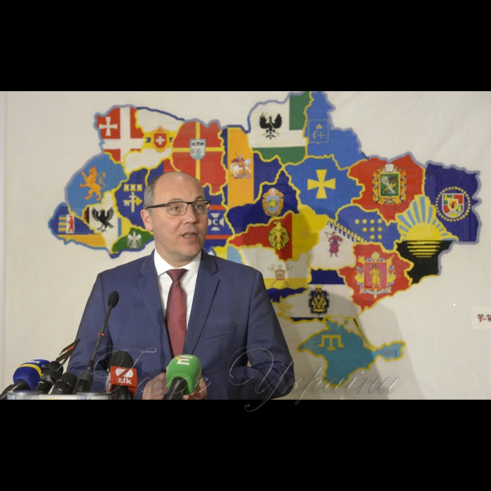 17 січня 2019 у кулуарах Верховної Ради України відбулась церемонія передачі Парламенту вишитої карти-оберегу України. Її передала Голові Верховної Ради України Андрію Парубію автор проекту «Україна – разом!», громадська діячка та журналістка Ірина Басенко, яка започаткувала проект у 2014 році.
Голова Верховної Ради Андрій Парубій, приймаючи дарунок, зазначив, що останнім часом Верховна Рада України стала культурним центром, де кожного дня відбуваються важливі культурологічні заходи, серед яких і сьогоднішній.  «Я щиро радий, що від імені усього українського Парламенту я приймаю сьогодні цей дар – вишиту карту України, і що вона прикрашатиме наш Парламент», - сказав він. 
Андрій Парубій назвав полотно дуже символічним, адже вишите  зображення карти України і прапорів усіх областей було створено у 2014 році, у складний для України час, коли російський агресор розпочав окупацію Криму та східних областей України. «З початком війни країна потребувала об’єднавчих процесів, які б продемонстрували, що українці з різних куточків нашої країни виступають за єдину, суверенну Україну, і засуджують російську агресію», - сказав Голова Парламенту і додав, що завдяки таким об’єднавчим процесам тисячі бійців і волонтерів стали на захист України.
*Довідково: Мапу створювали у період з 1 серпня 2014 року по 19 січня 2015 року. За цей період полотно побувало в усіх обласних центрах України, тричі – у Маріуполі, Краматорську і Слов’янську, а також на тренувальній базі «кіборгів».
Цей витвір внесено до Національного реєстру рекордів України як карту, вишиту вручну найбільшою кількістю людей. Загалом до створення мапи долучилися понад 6 тисяч людей, які зробили близько 1 мільйона хрестиків.  

