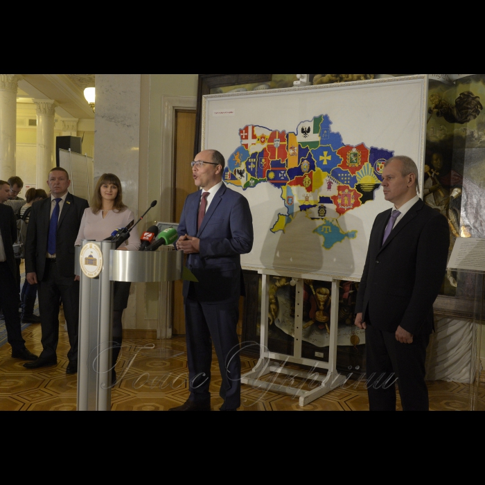 17 січня 2019 у кулуарах Верховної Ради України відбулась церемонія передачі Парламенту вишитої карти-оберегу України. Її передала Голові Верховної Ради України Андрію Парубію автор проекту «Україна – разом!», громадська діячка та журналістка Ірина Басенко, яка започаткувала проект у 2014 році.
Голова Верховної Ради Андрій Парубій, приймаючи дарунок, зазначив, що останнім часом Верховна Рада України стала культурним центром, де кожного дня відбуваються важливі культурологічні заходи, серед яких і сьогоднішній.  «Я щиро радий, що від імені усього українського Парламенту я приймаю сьогодні цей дар – вишиту карту України, і що вона прикрашатиме наш Парламент», - сказав він. 
Андрій Парубій назвав полотно дуже символічним, адже вишите  зображення карти України і прапорів усіх областей було створено у 2014 році, у складний для України час, коли російський агресор розпочав окупацію Криму та східних областей України. «З початком війни країна потребувала об’єднавчих процесів, які б продемонстрували, що українці з різних куточків нашої країни виступають за єдину, суверенну Україну, і засуджують російську агресію», - сказав Голова Парламенту і додав, що завдяки таким об’єднавчим процесам тисячі бійців і волонтерів стали на захист України.
*Довідково: Мапу створювали у період з 1 серпня 2014 року по 19 січня 2015 року. За цей період полотно побувало в усіх обласних центрах України, тричі – у Маріуполі, Краматорську і Слов’янську, а також на тренувальній базі «кіборгів».
Цей витвір внесено до Національного реєстру рекордів України як карту, вишиту вручну найбільшою кількістю людей. Загалом до створення мапи долучилися понад 6 тисяч людей, які зробили близько 1 мільйона хрестиків.  
Народний депутат України Михайло Бондар, автор проекту «Україна – разом!», громадська діячка та журналістка Ірина Басенко, народний депутат України Микола Величкович.